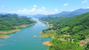 Hồ Hòa Bình: Thiên đường du lịch chờ được đánh thức